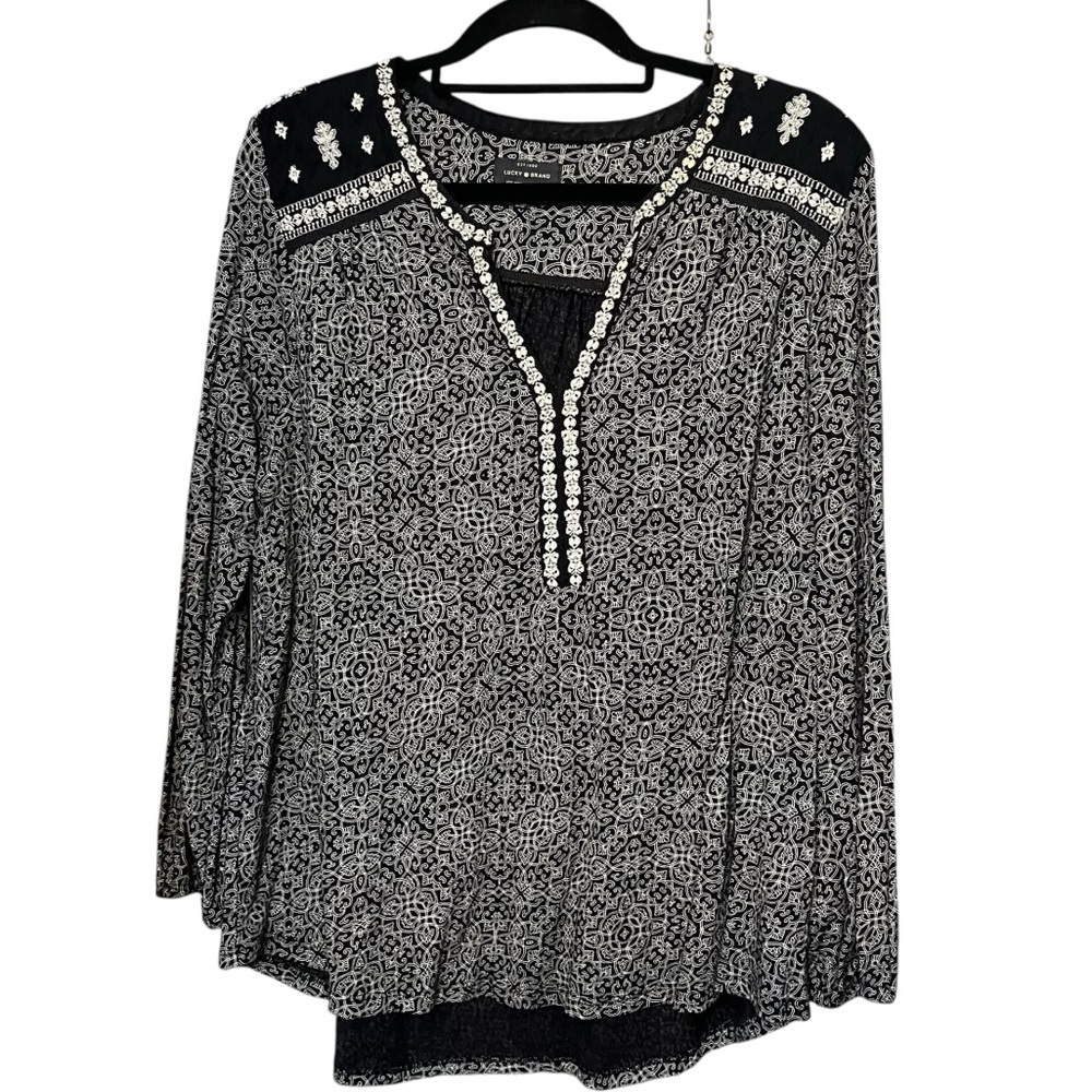 Lucky Brand size XL black & white print v- neck blouse